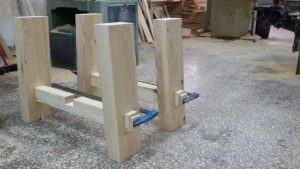 Mesa rústica con reja de forja