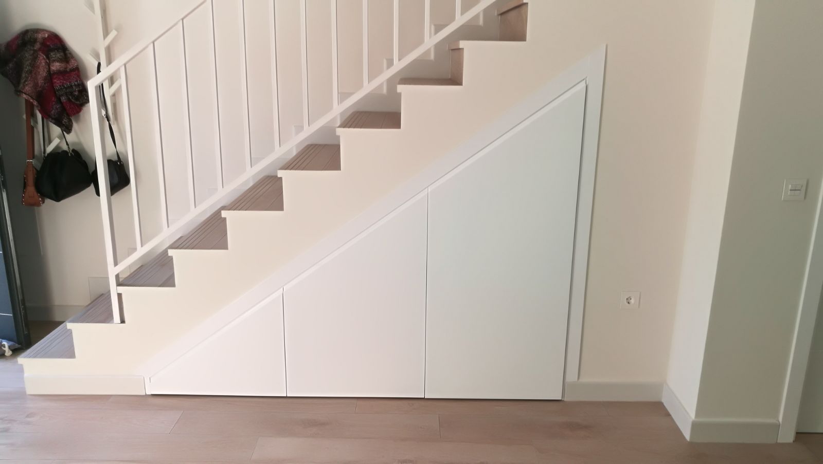 MUEBLE BAJO ESCALERA