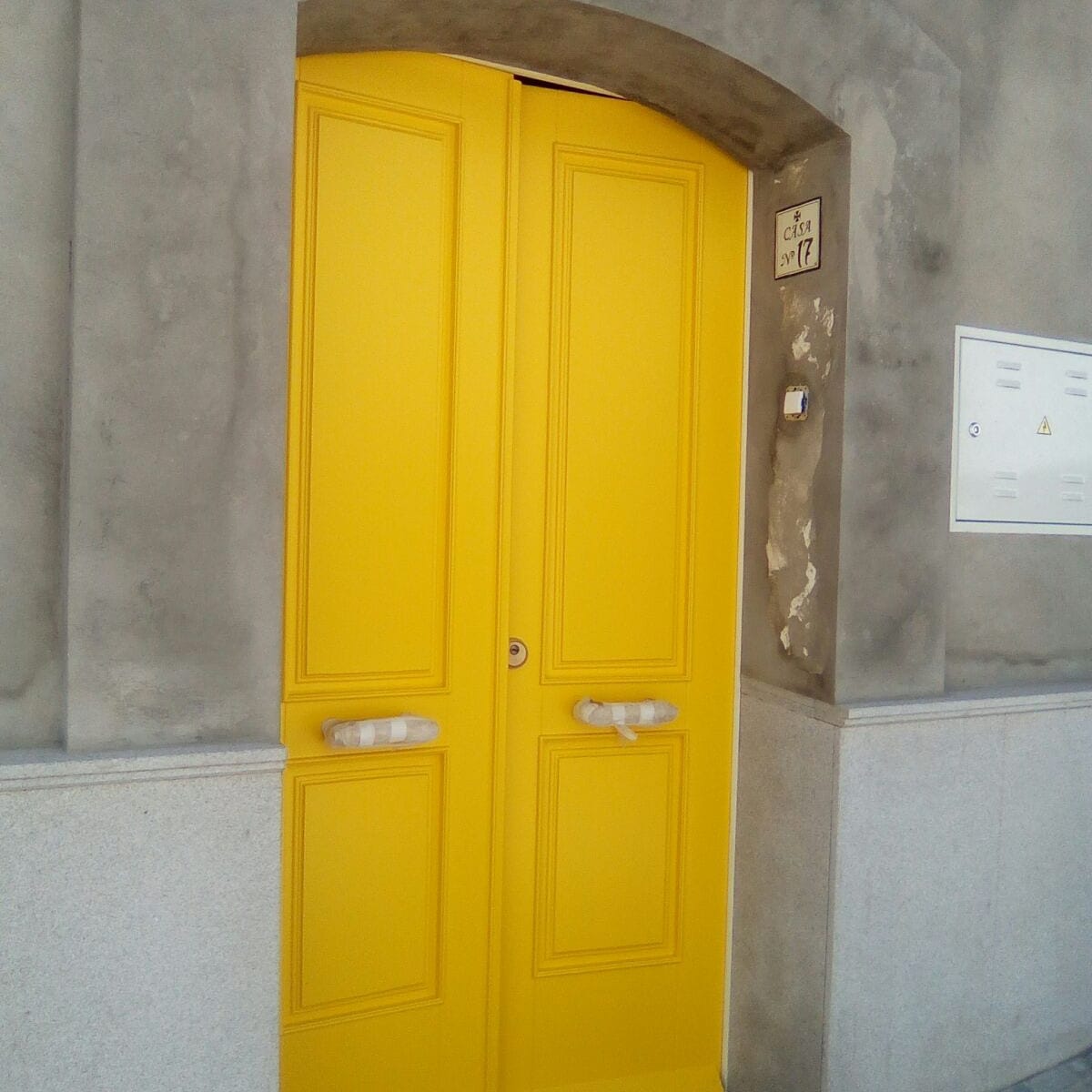 Puerta de calle amarilla