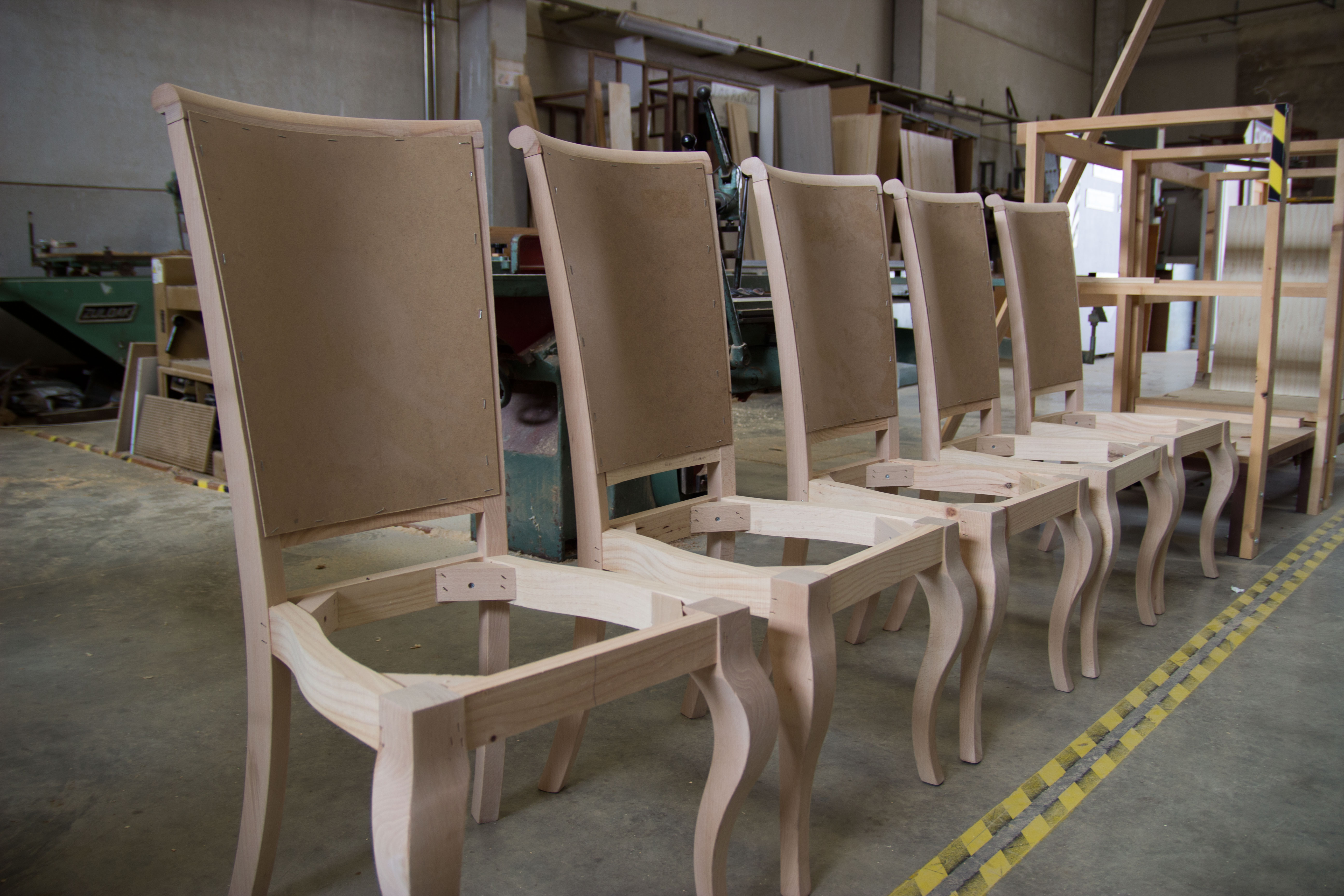 Salón comedor: vitrina, mesa y sillas de madera