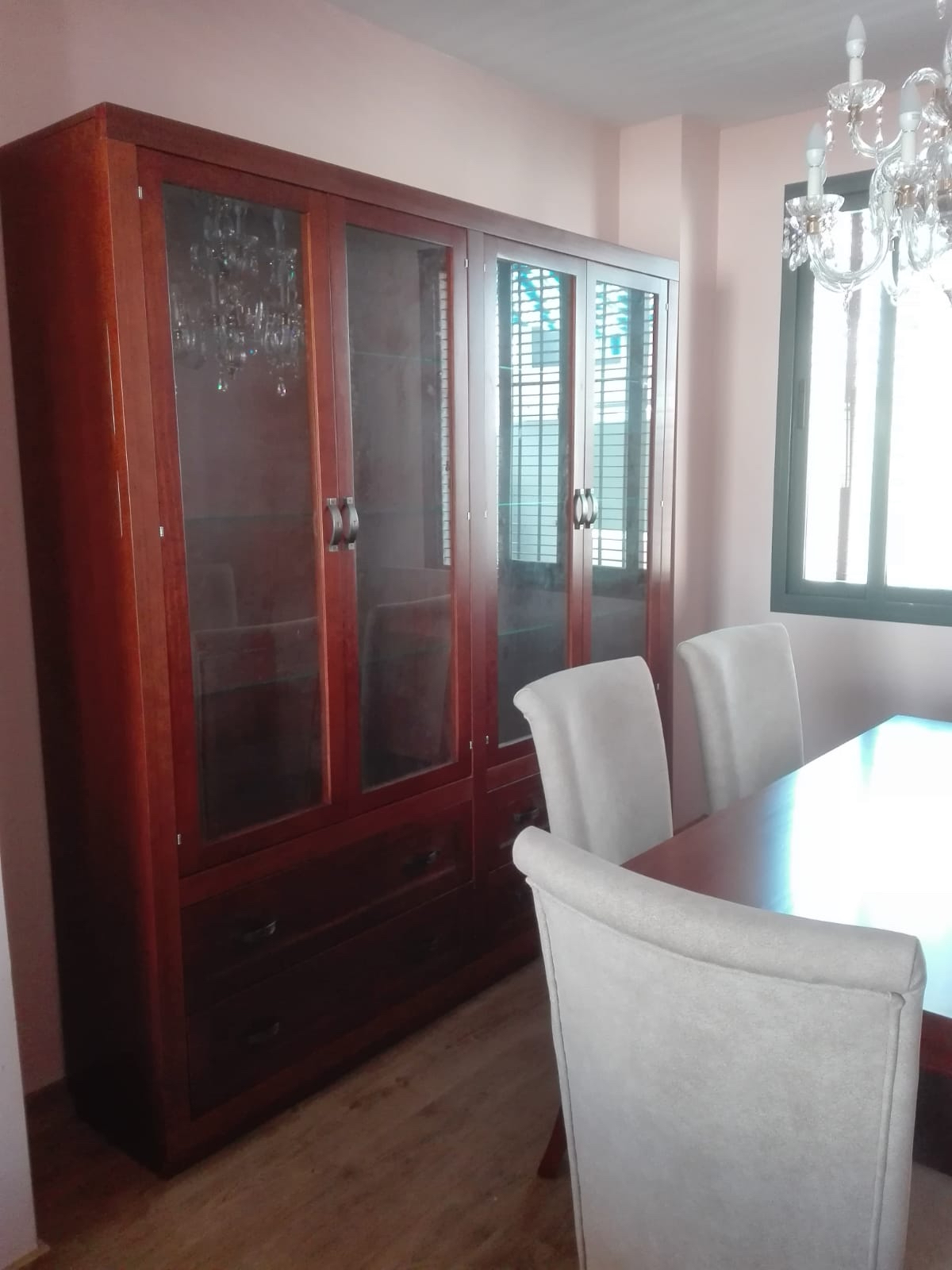 Salón comedor: vitrina, mesa y sillas de madera