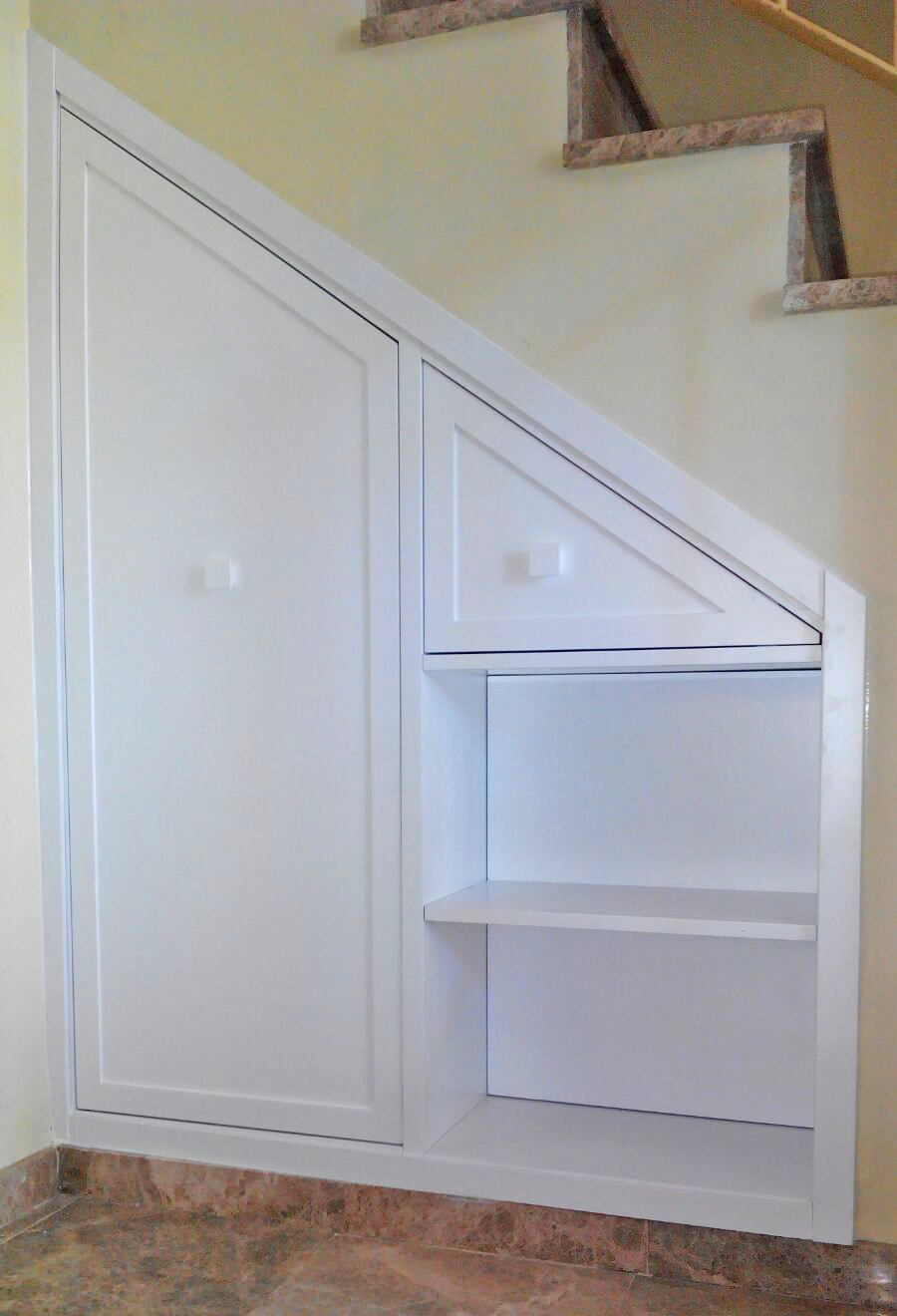 Mueble bajo escalera