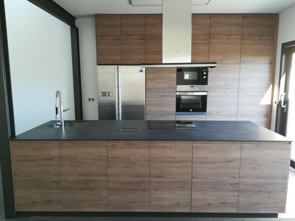 cocina de madera a medida muebles Herka