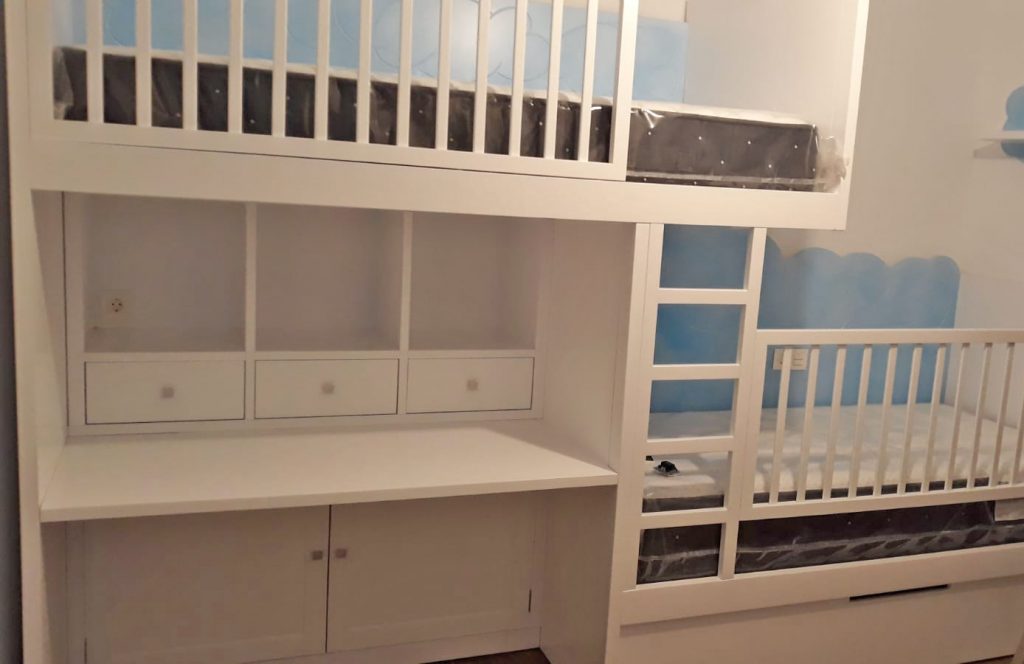 Dormitorio juvenil con cama block a medida