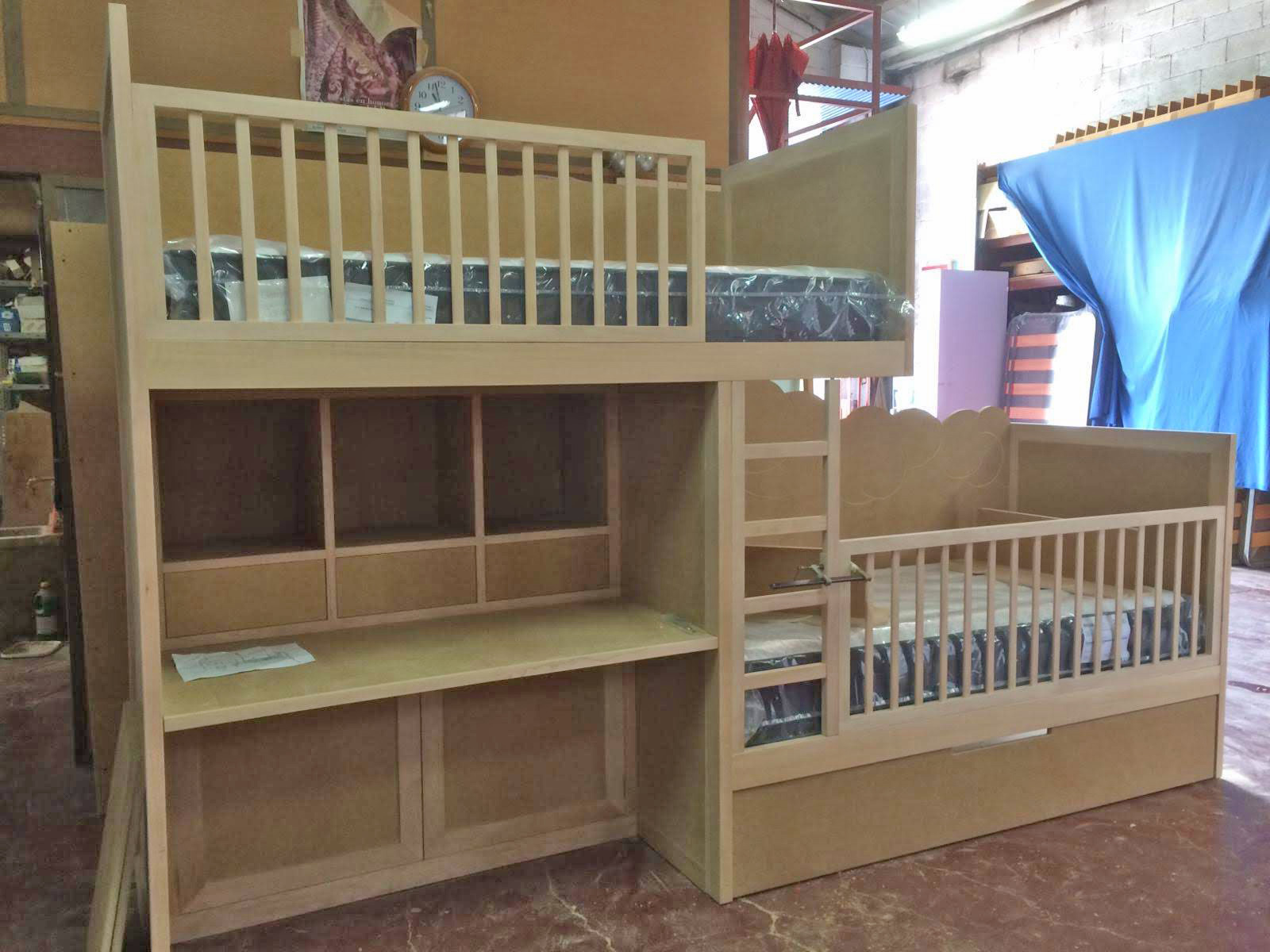 Dormitorio juvenil con cama block a medida