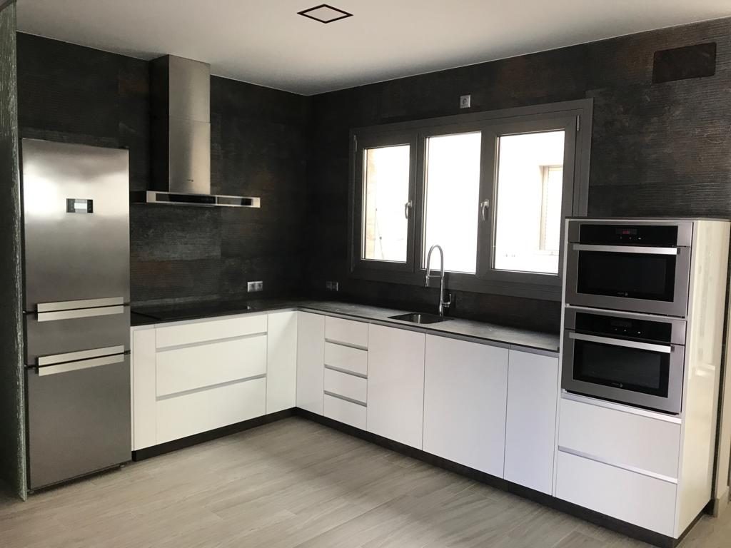 Cocina negra y blanca Muebles Herka