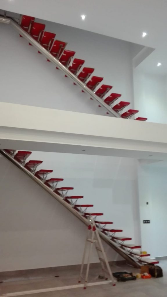 Escaleras en rojo Ferrari