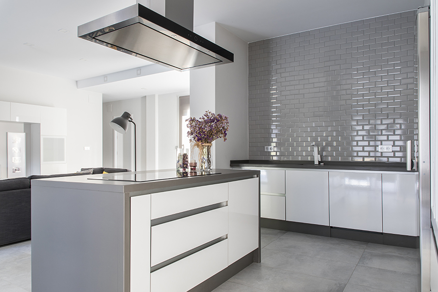 COCINA A MEDIDA GRIS Y BLANCA