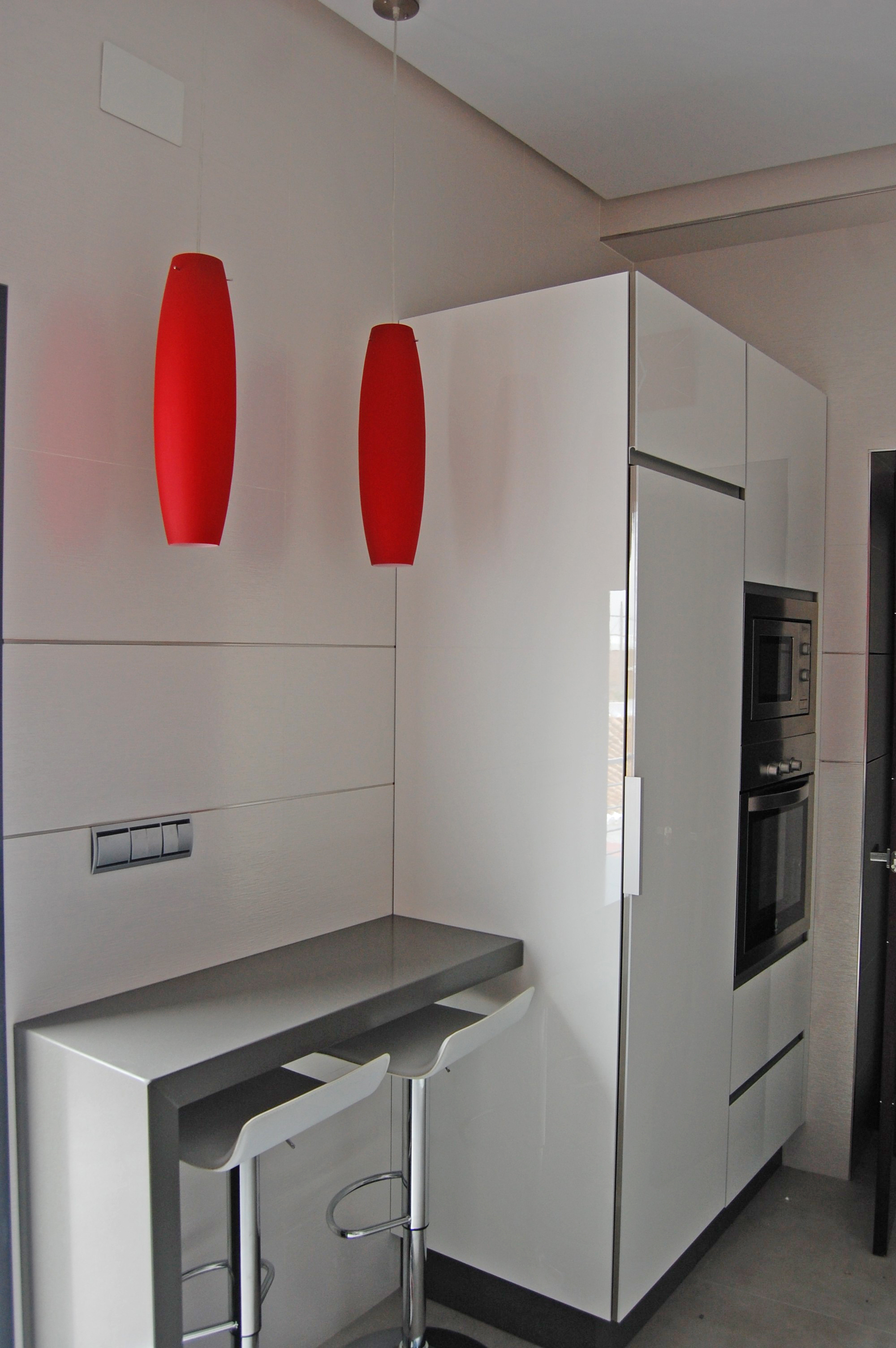 COCINA A MEDIDA: BLANCA Y GRIS