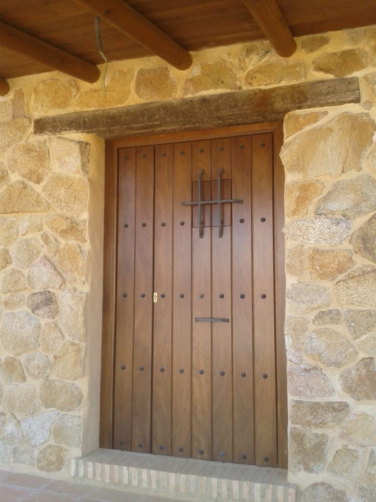 puerta con postigo muebles Jucal