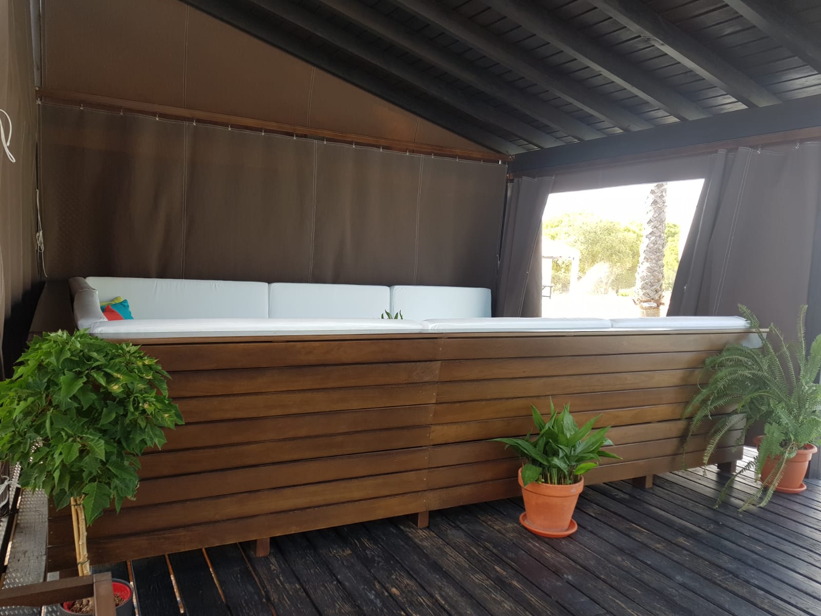 Mobiliario para exterior: bancos y mesas para zona de piscina