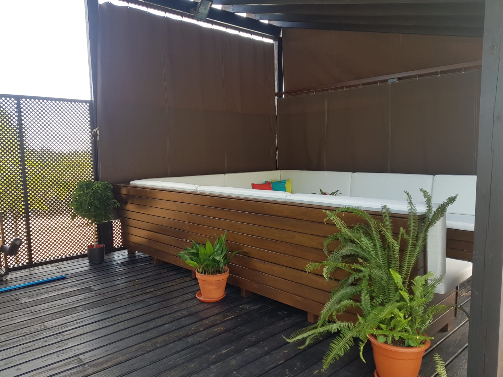 Mobiliario para exterior: bancos y mesas para zona de piscina