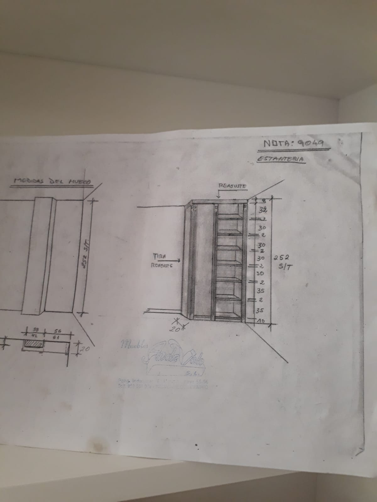 Estantería para aprovechar el hueco de una columna