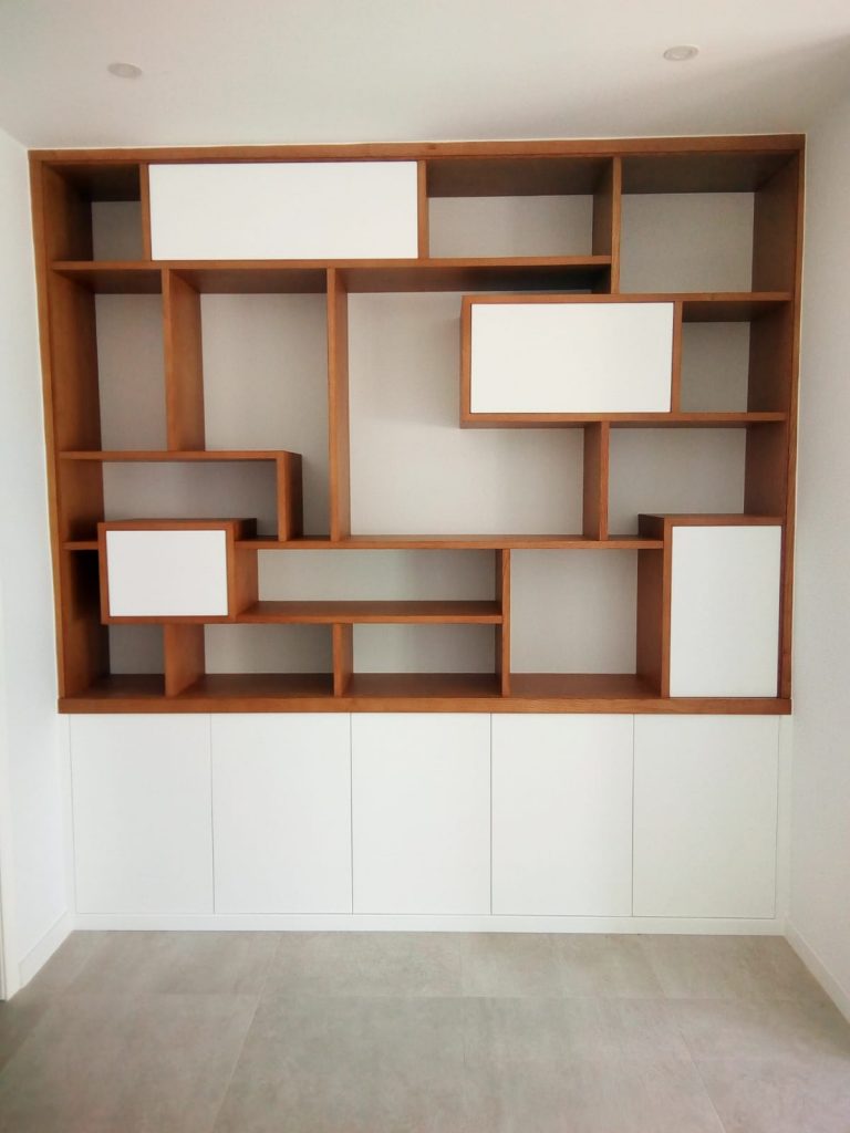 Mueble salón madera natural y blanco