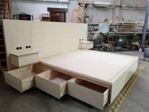Habitación con extra de almacenaje: cajones ocultos bajo la cama