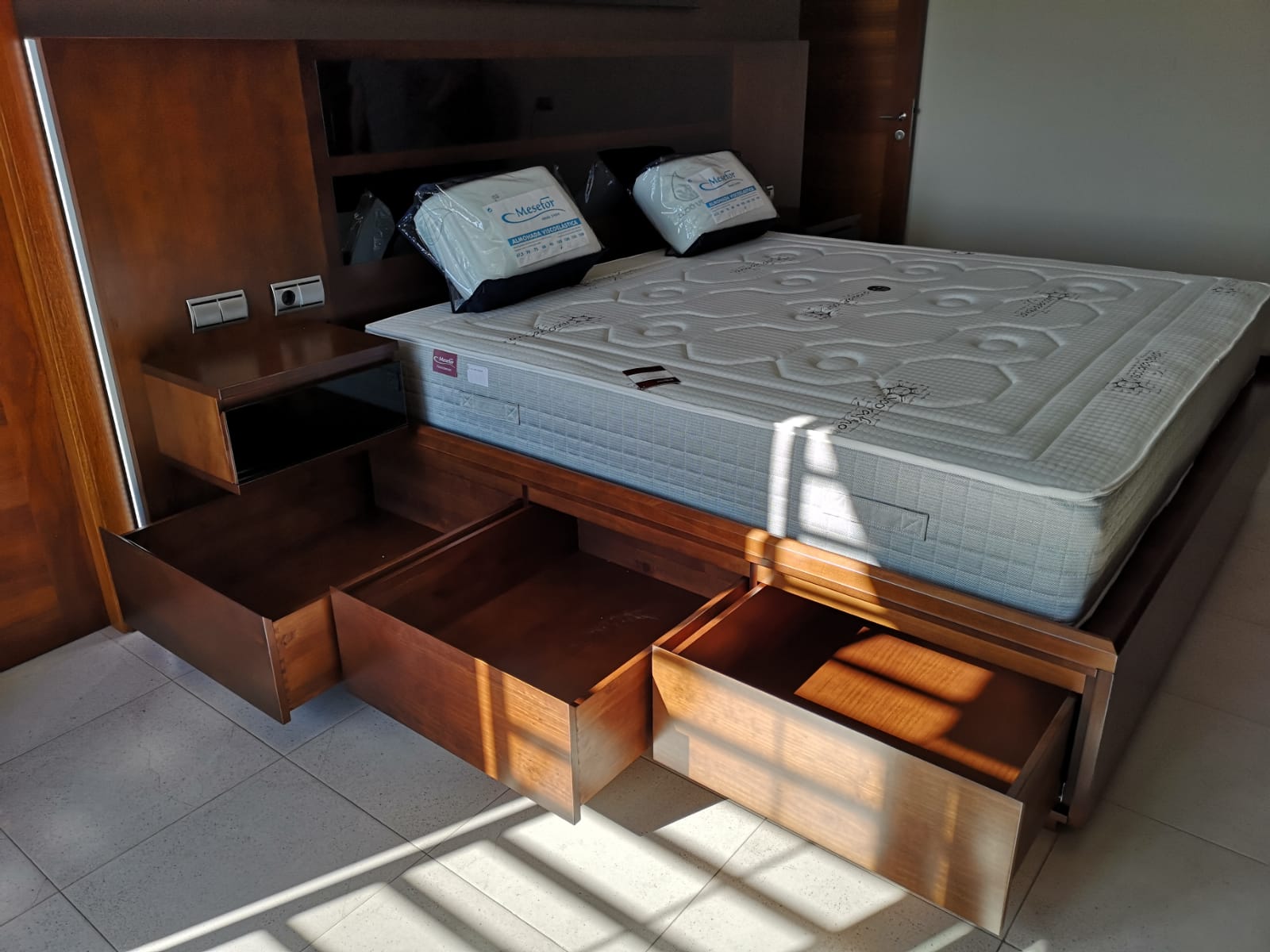 Habitación con extra de almacenaje: cajones ocultos bajo la cama