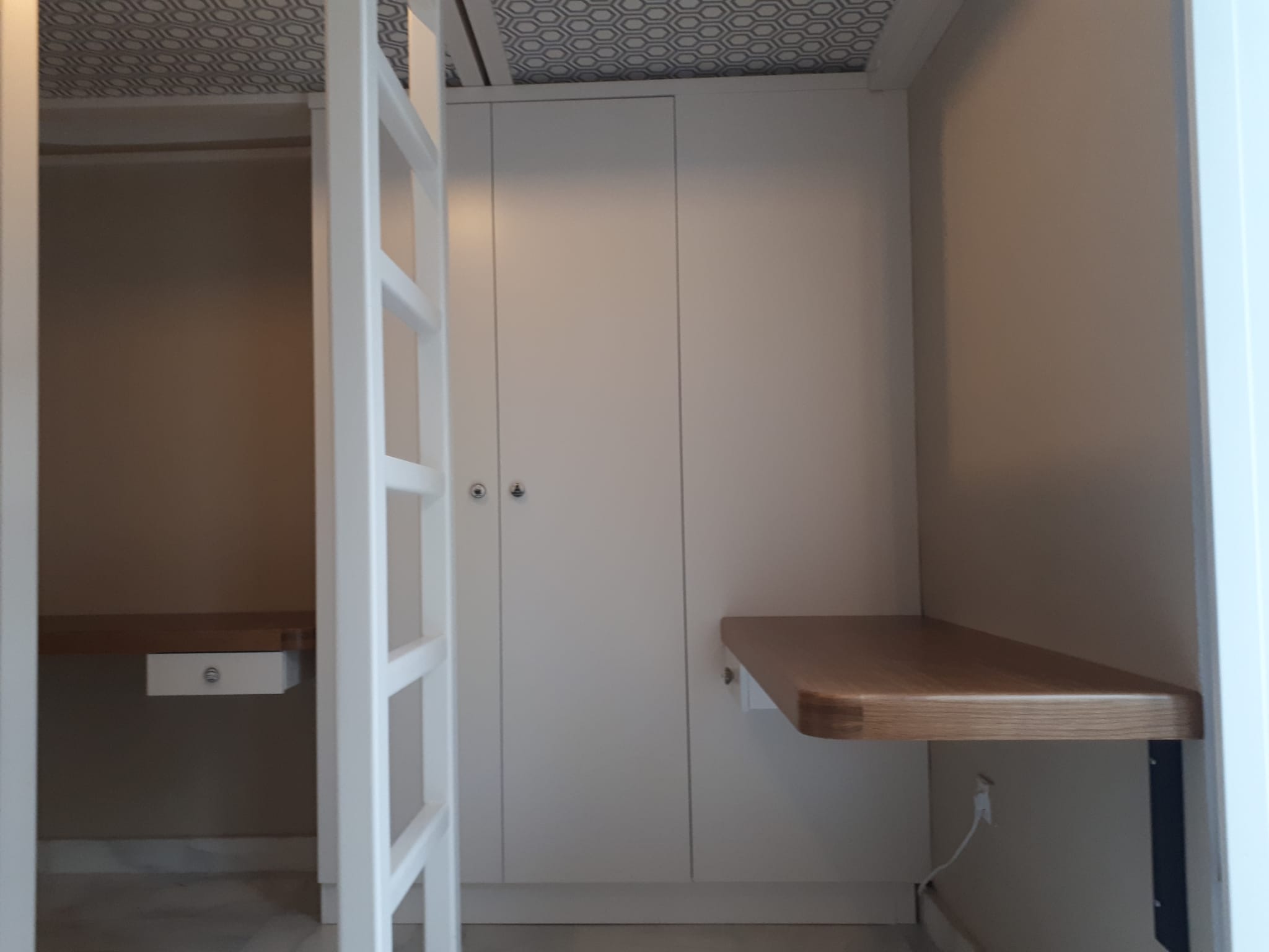 ¡Lo tienes todo! Dormitorio a medida para tres niños con zona de estudio y armarios