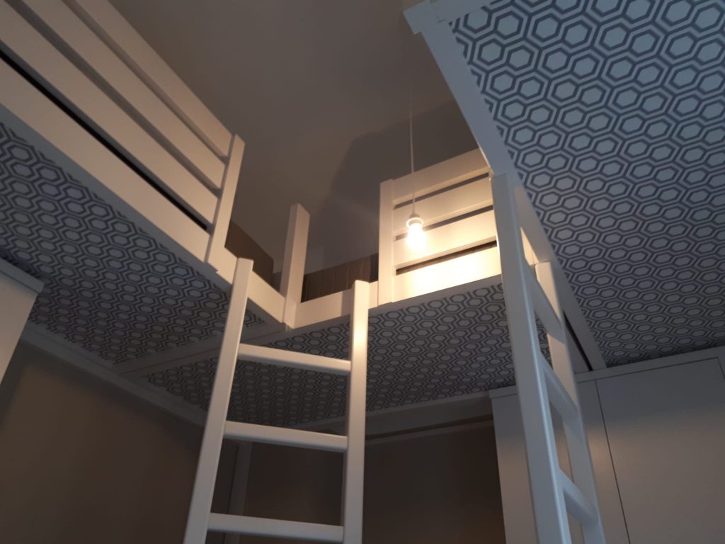 ¡Lo tienes todo! Dormitorio a medida para tres niños con zona de estudio y armarios