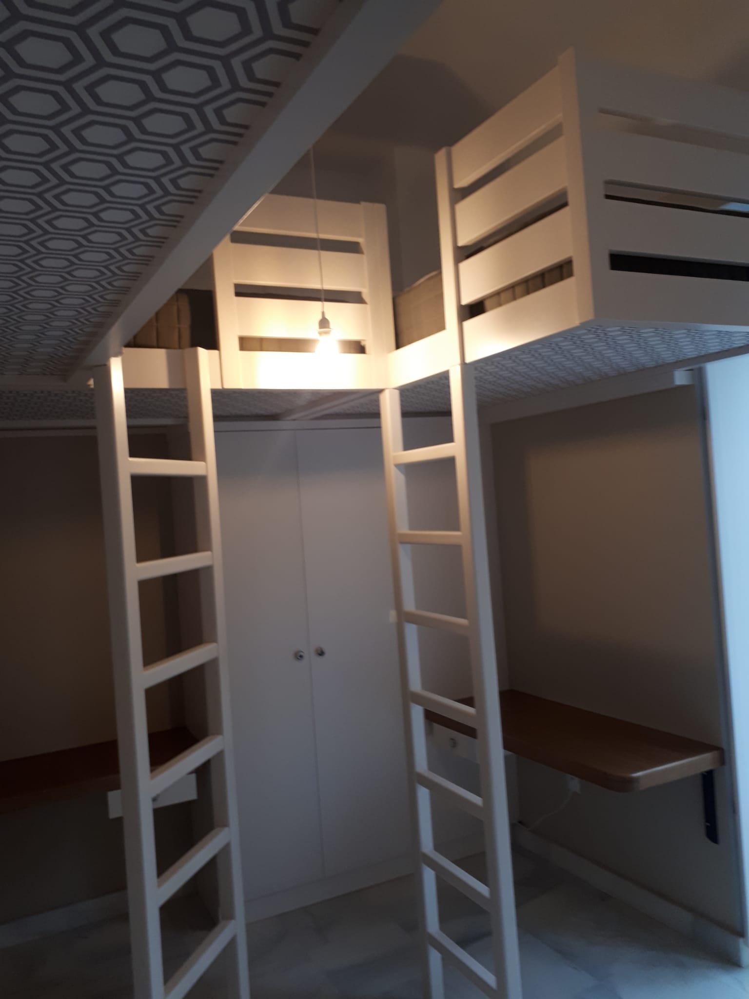 ¡Lo tienes todo! Dormitorio a medida para tres niños con zona de estudio y armarios