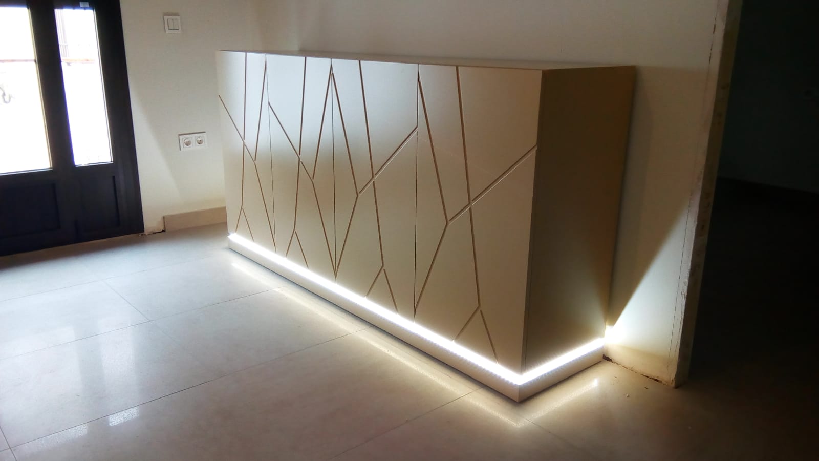 Aparador y mueble de televisión con LED decorativa