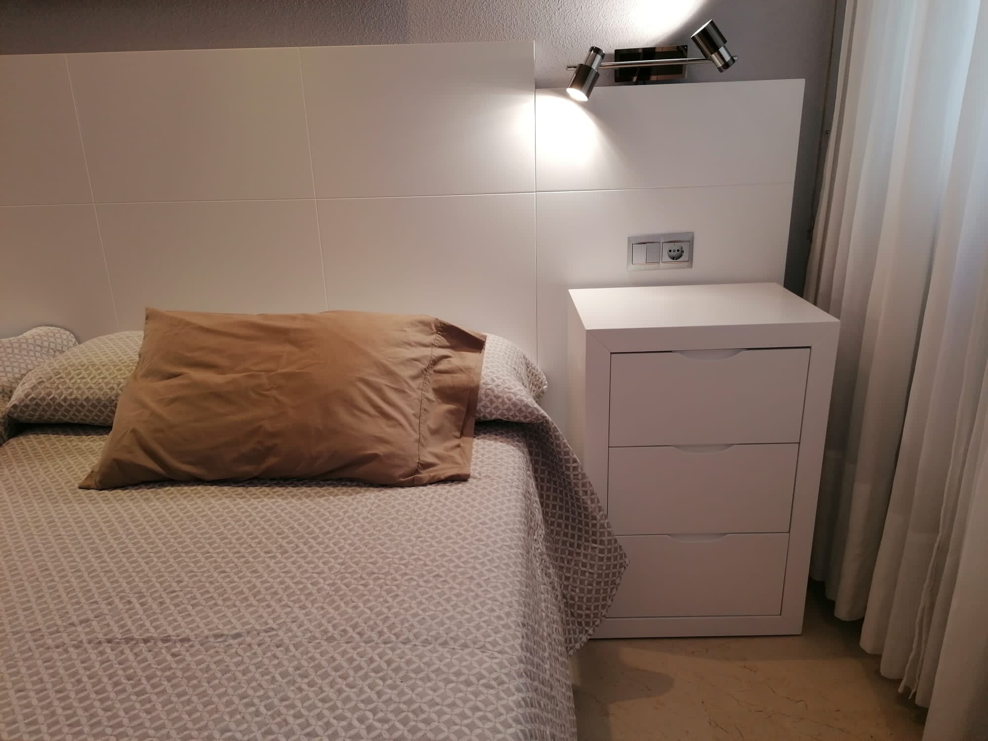 Dormitorio lacado en blanco con mil detalles