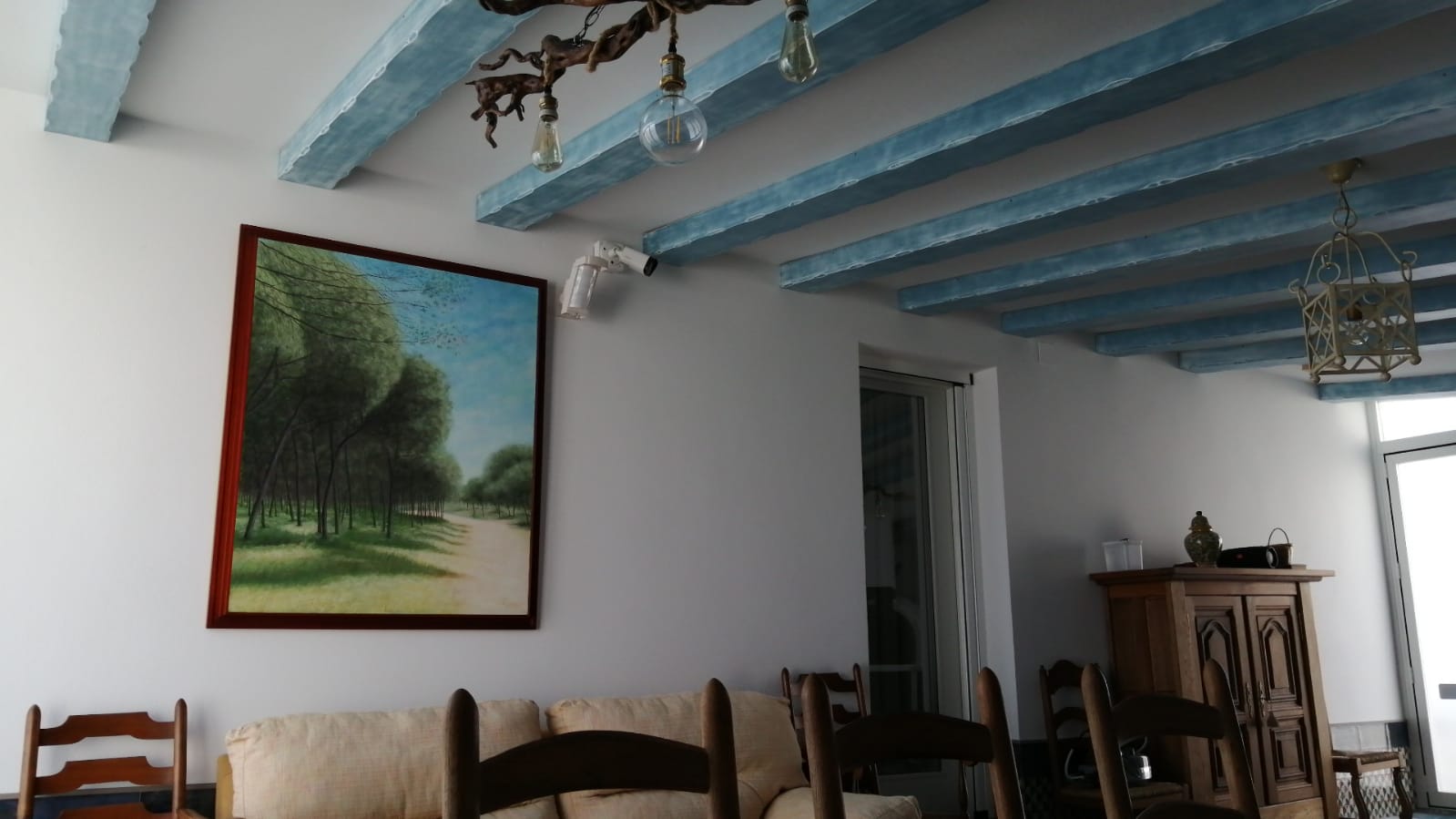 Vigas de techo envejecidas y forrado de pared: ¡personaliza tu casa!