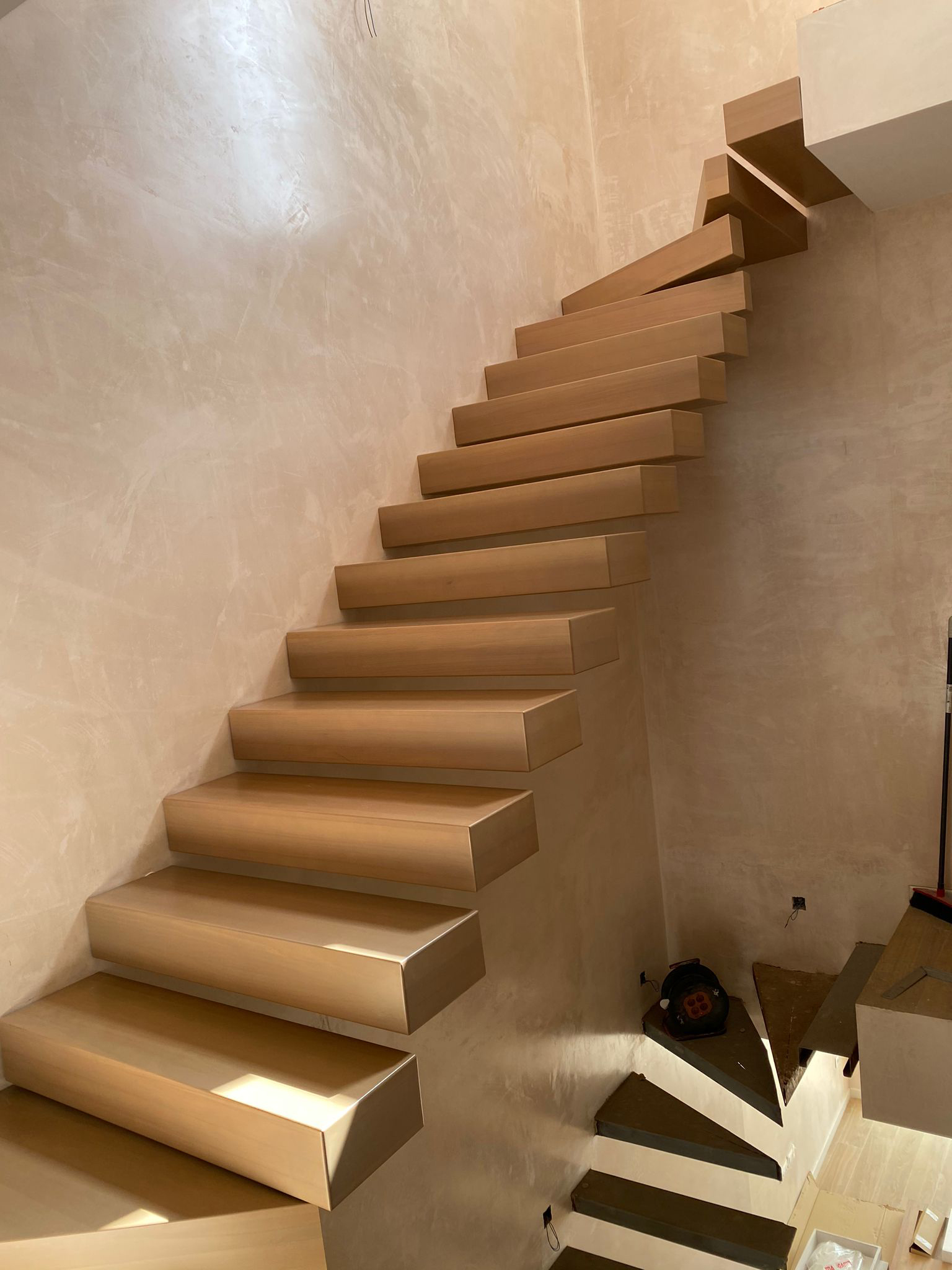 Escaleras con peldaños de hierro y forrados de madera