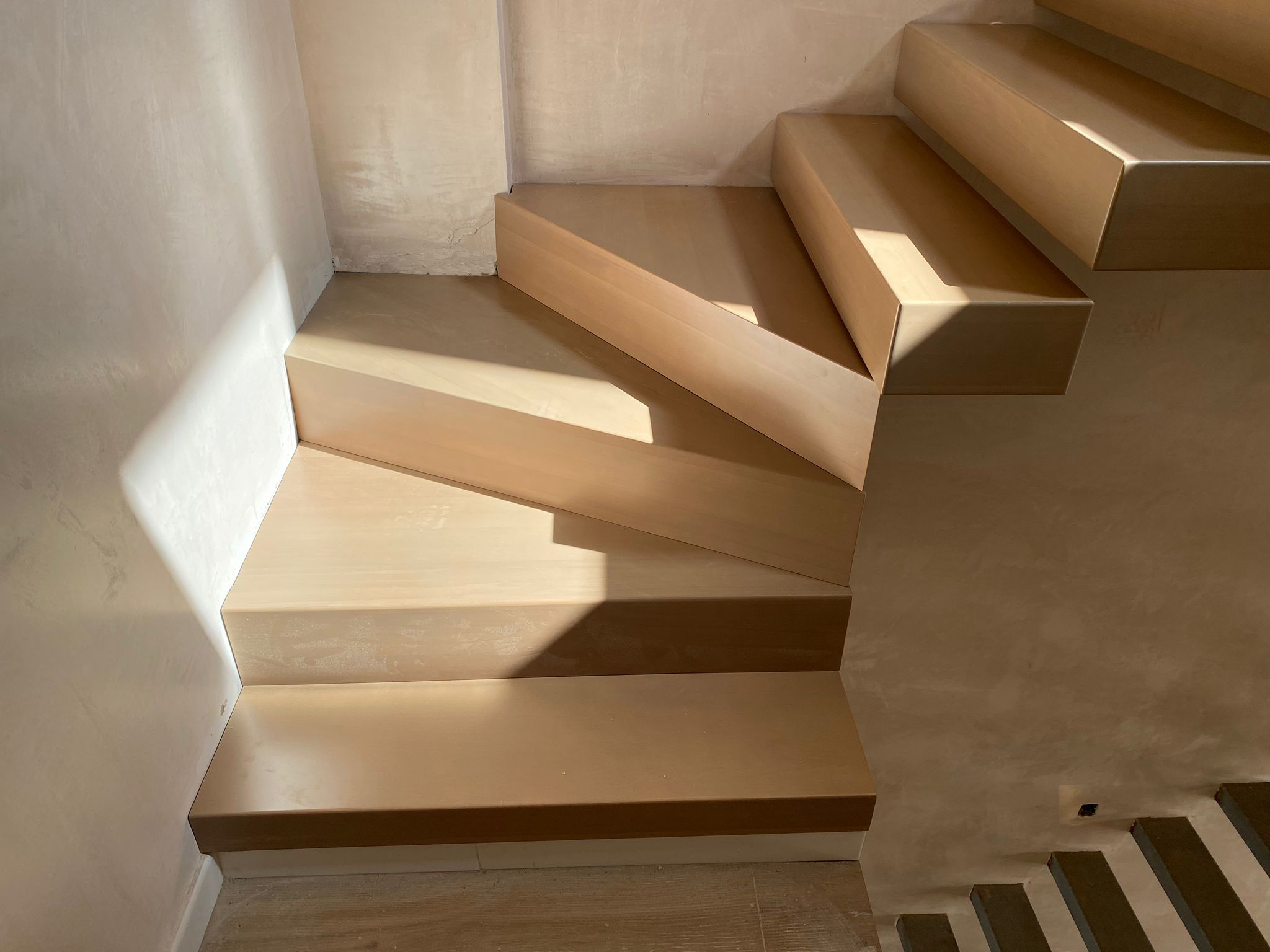 Escaleras con peldaños de hierro y forrados de madera