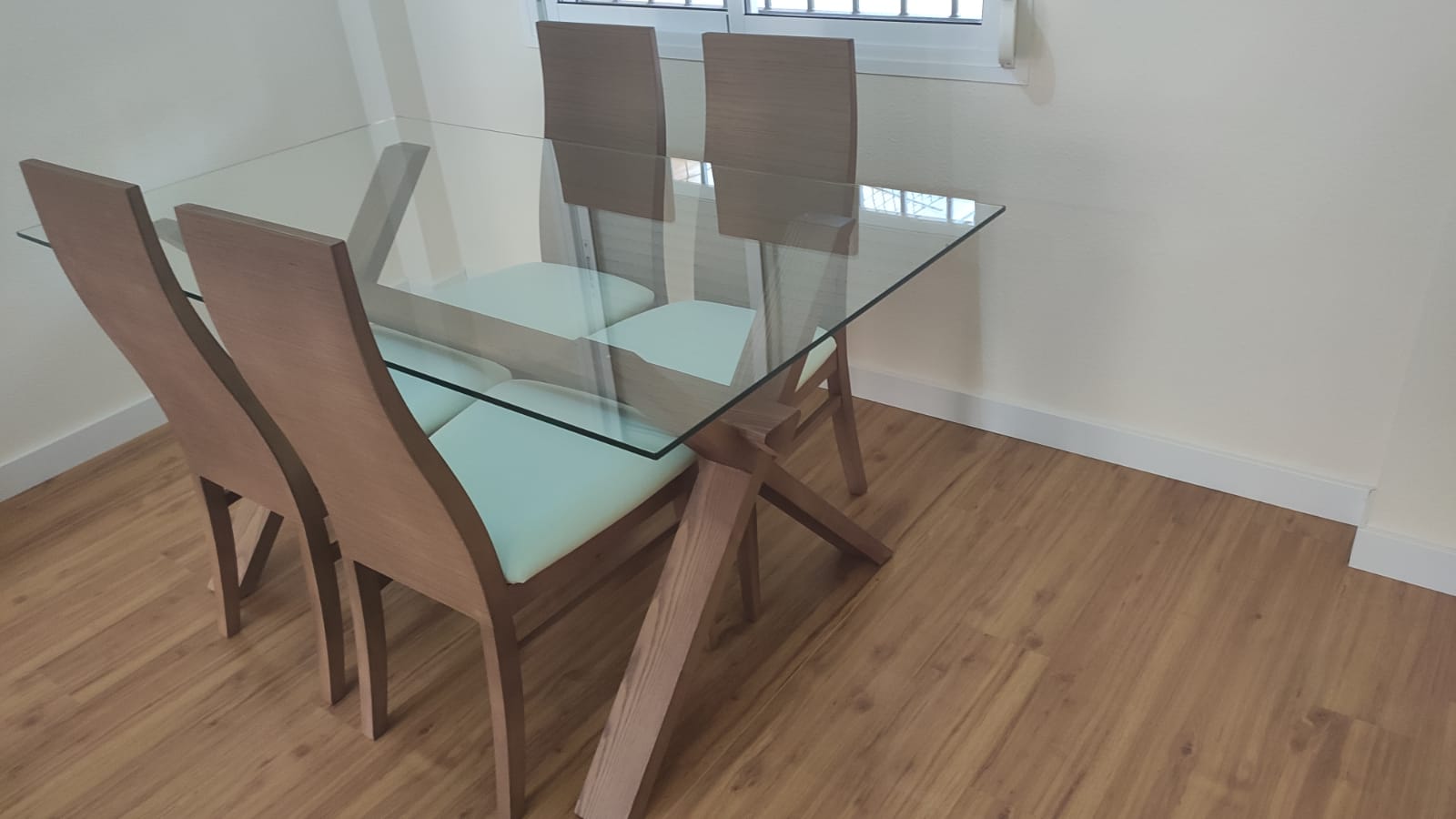 Decora tu salón con muebles de madera a la vista