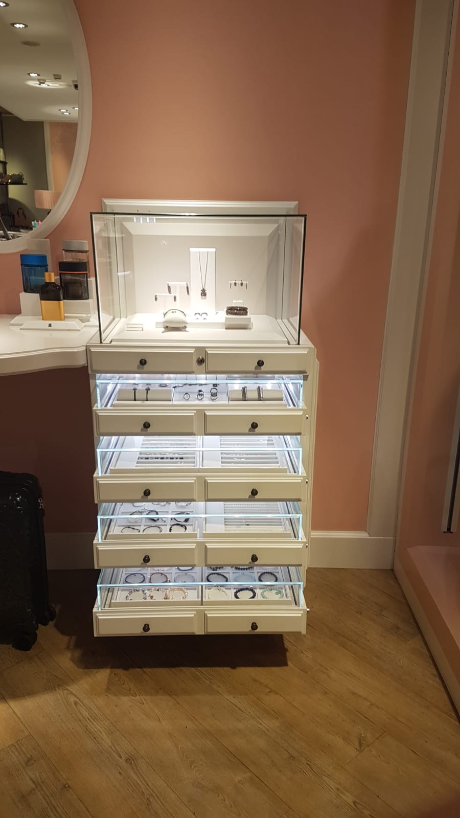 Haz tu negocio resplandecer: joyería con muebles a medida